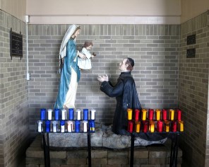 성모자와 성 가스파르 델 부팔로_photo by Nheyob_in the Pieta Outdoor Chapel of the Sorrowful Mother Shrine in Bellevue_Ohio USA.JPG
